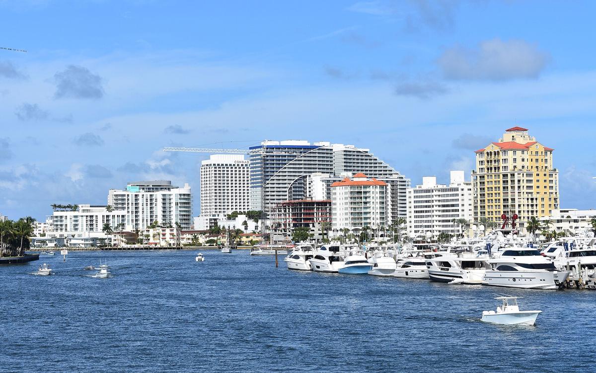 Las Olas street hotel